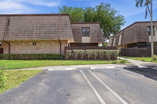 2498 NW 99th Ave in Coral Springs, FL - Building Photo