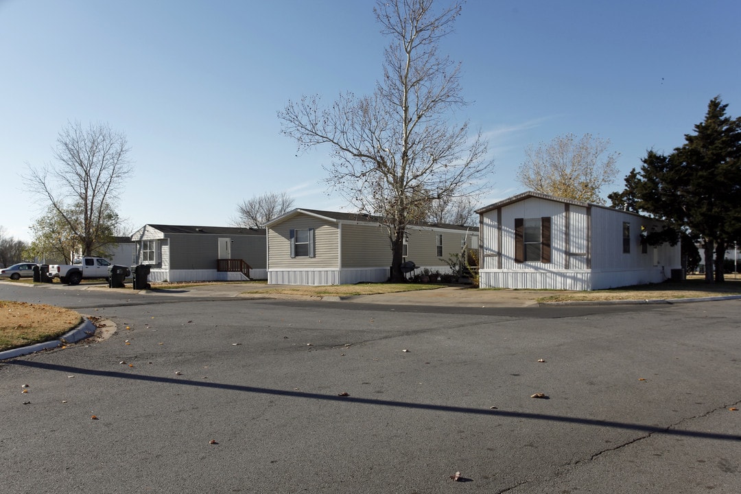 Lexington Crossing in Norman, OK - Building Photo