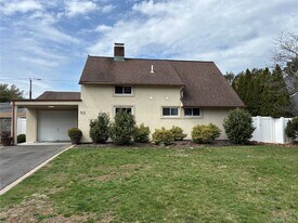 55 Acre Ln in Hicksville, NY - Building Photo