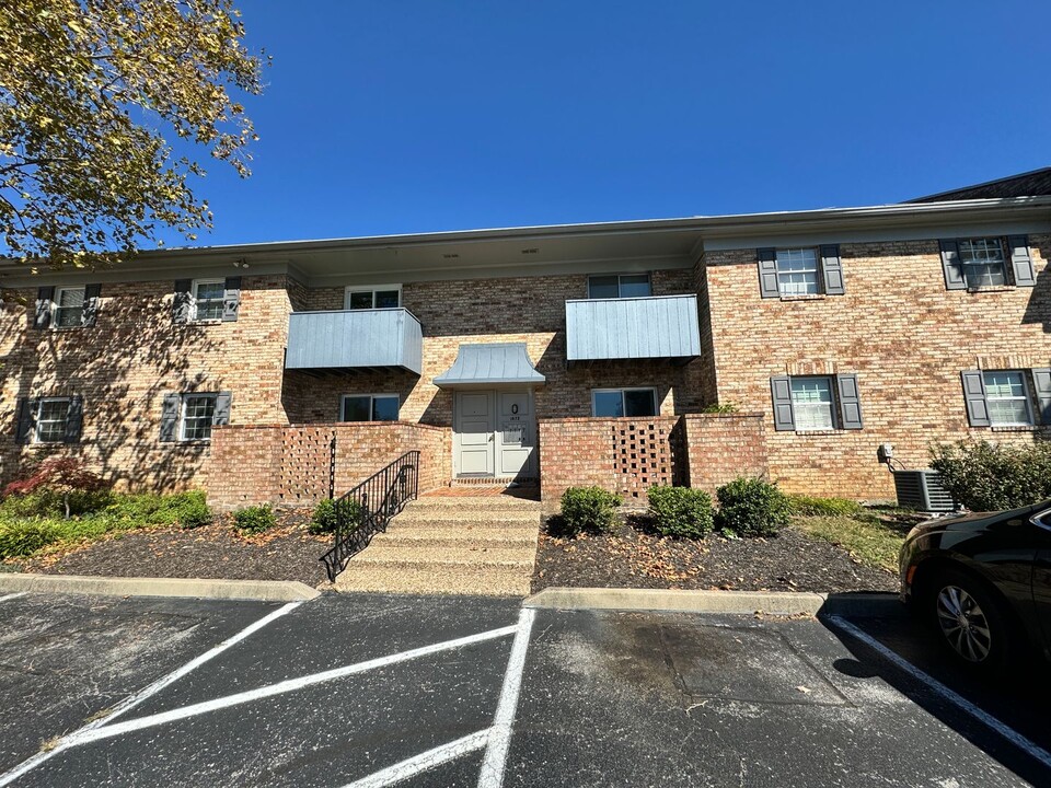 1072 Armstrong Mill Rd in Lexington, KY - Building Photo