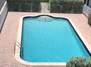 Alhambra Apartments in Miami, FL - Foto de edificio - Building Photo
