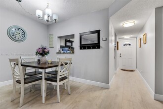3777 NW 78th Ave in Hollywood, FL - Foto de edificio - Building Photo