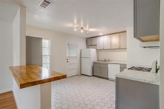 3645 E Washburn Ave in Fort Worth, TX - Foto de edificio - Building Photo