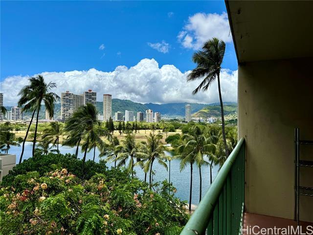2355 Ala Wai Blvd in Honolulu, HI - Building Photo