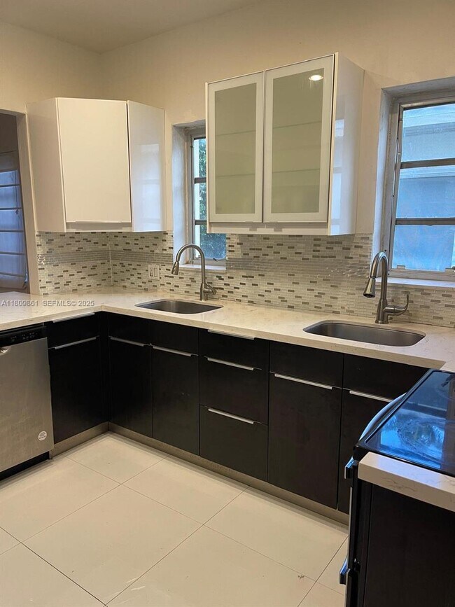 330 W 46th St in Miami Beach, FL - Building Photo - Building Photo