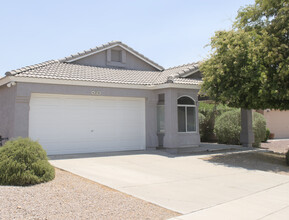 2741 E Hartford Ave in Phoenix, AZ - Foto de edificio - Building Photo