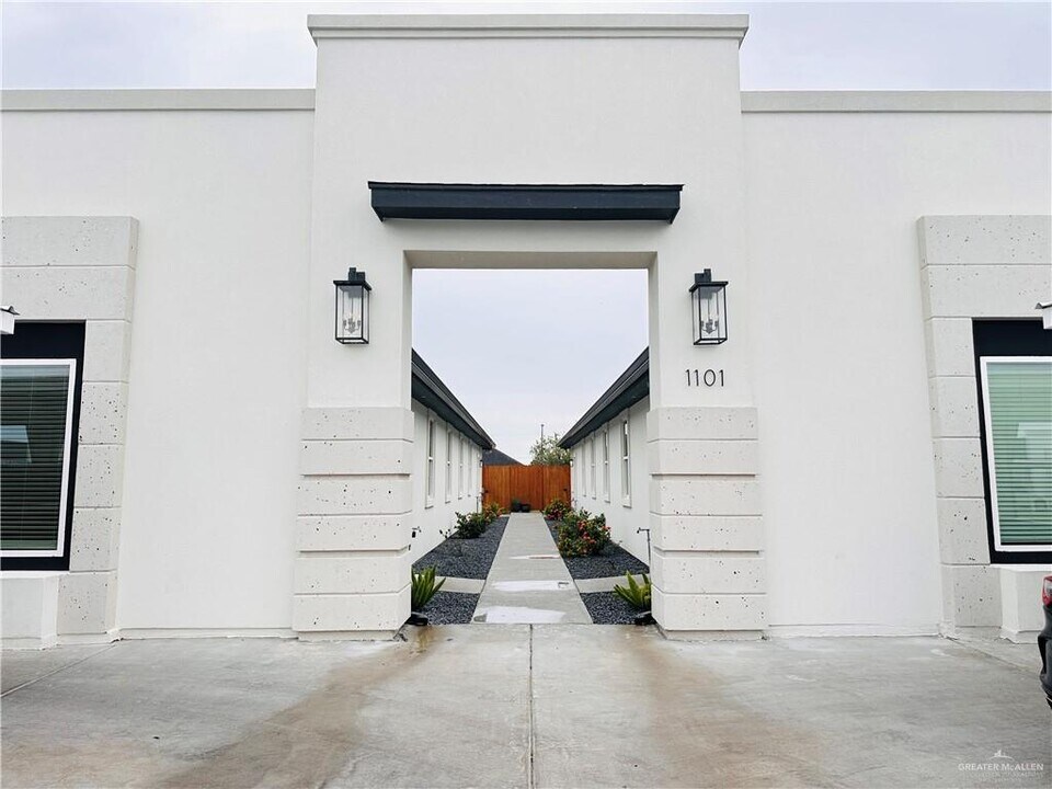 1101 Sugar Gdn Dr in Pharr, TX - Building Photo