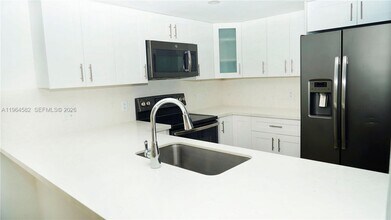 7041 SW 42nd Pl in Davie, FL - Building Photo - Building Photo