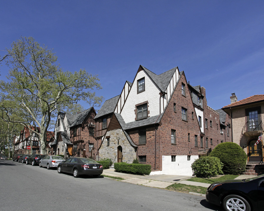 Fairfield Tudor at Auburndale in Flushing, NY - Foto de edificio