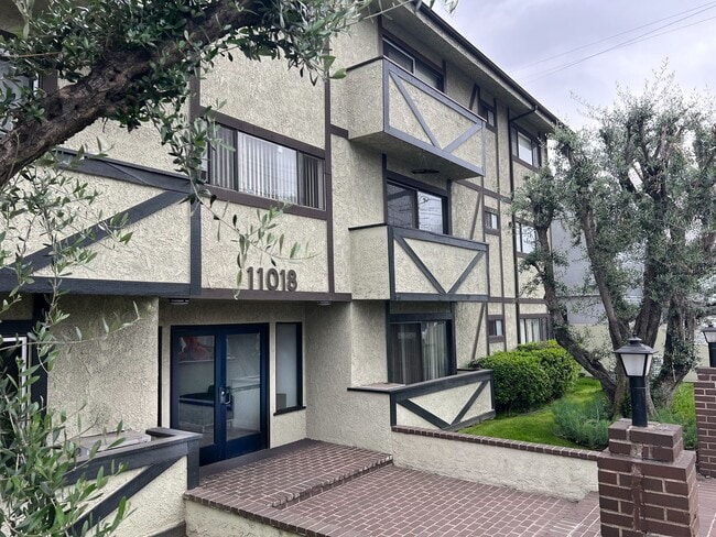 11018 Moorpark Apartments