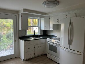 118 Putnam Rd, Unit first floor in Pomfret Center, CT - Building Photo - Building Photo