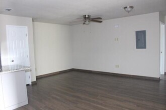 2714 E Lyon St-Unit -6 in Laredo, TX - Building Photo - Building Photo