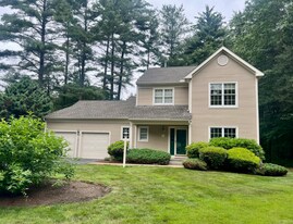 8 Stonegate Ln in Bedford, MA - Building Photo