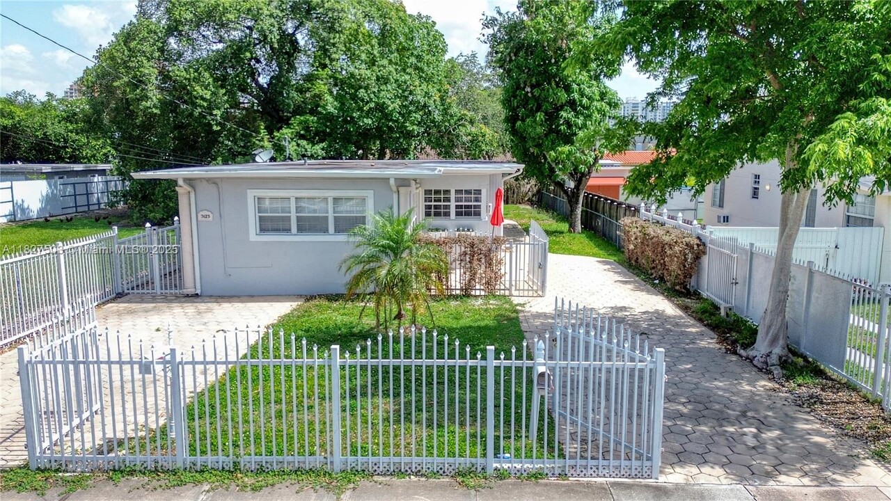 3121 SW 25th Ter in Miami, FL - Foto de edificio