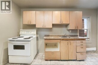 989 Lincoln Rd in Windsor, ON - Foto de edificio - Building Photo