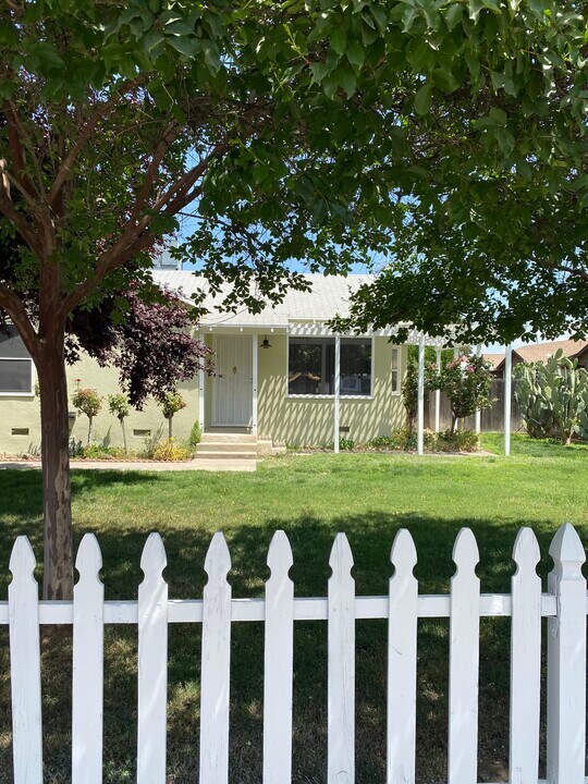 620 E Tulare Ave in Visalia, CA - Building Photo