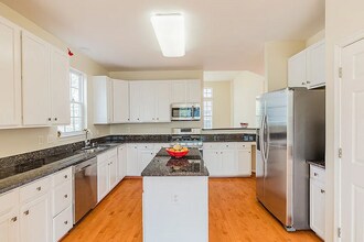 47086 Garrett Pl in Sterling, VA - Building Photo - Building Photo