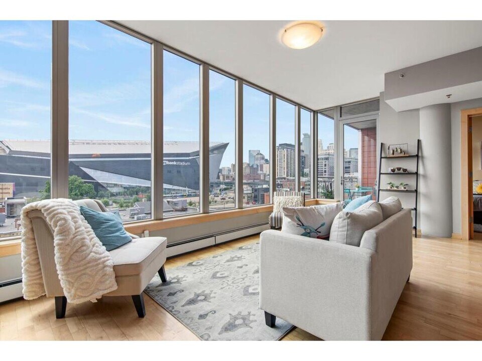 215 10th Ave S in Minneapolis, MN - Building Photo