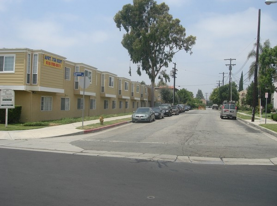 Casa Etiwanda in Northridge, CA - Building Photo