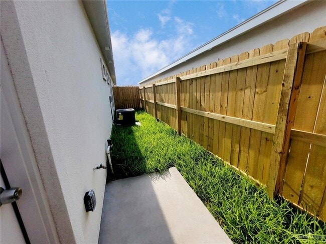 7102 N 56th Ln, Unit 2 in Palmhurst, TX - Building Photo - Building Photo