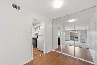 4845 Cedar Springs Rd in Dallas, TX - Foto de edificio - Building Photo