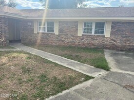 102 Hershel Ct in Panama City, FL - Building Photo