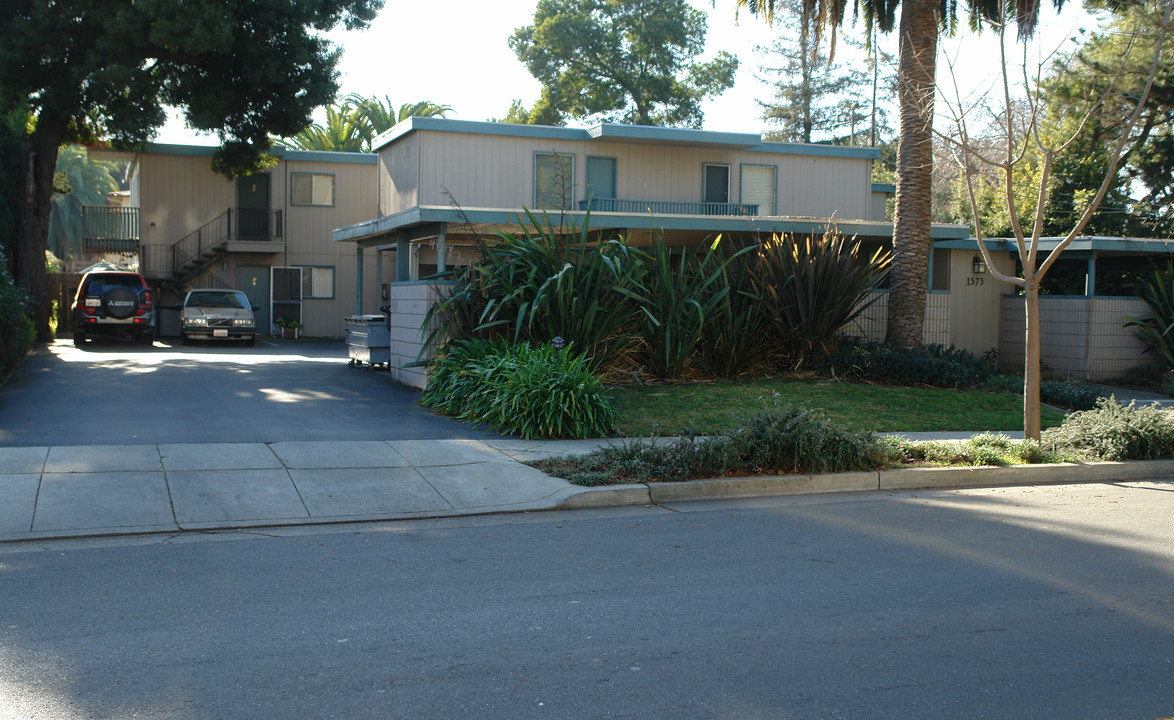 1575 Villa St in Mountain View, CA - Foto de edificio