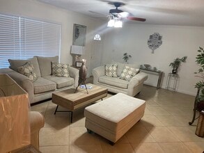 9607 NW 66th St in Tamarac, FL - Foto de edificio - Building Photo