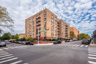 6905 35th Ave in Flushing, NY - Foto de edificio - Building Photo