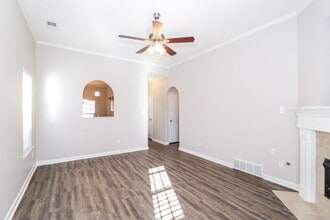 10088 Cross Valley Dr in Cordova, TN - Foto de edificio - Building Photo