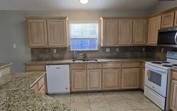 6116 Silkcrest Trail in Arlington, TX - Foto de edificio - Building Photo