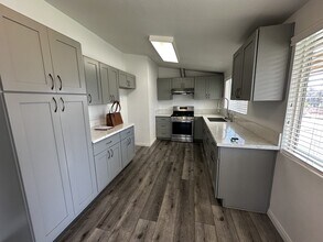 10374 Lake Summit Dr in Moreno Valley, CA - Building Photo - Building Photo