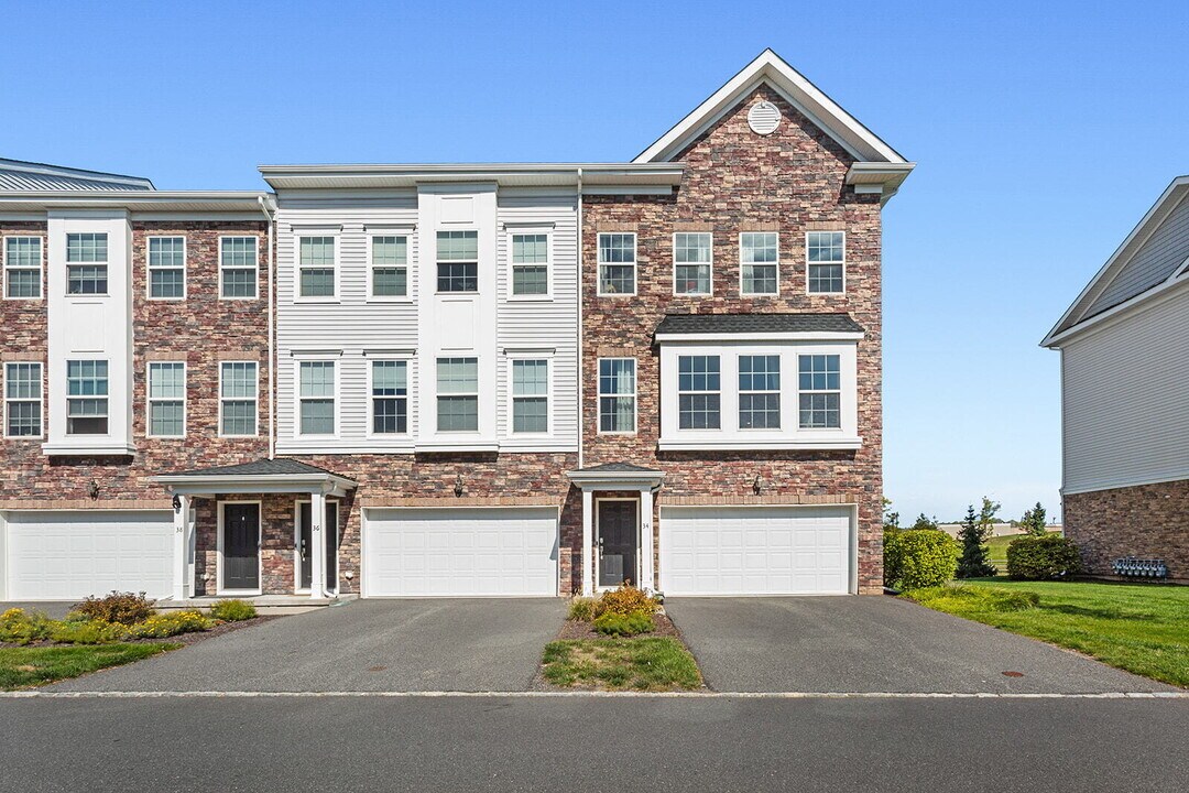 34 Colgate Dr in Morristown, NJ - Building Photo