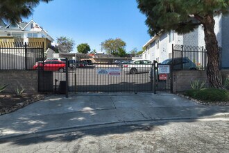 Villa Knolls Apartments in La Mesa, CA - Building Photo - Building Photo