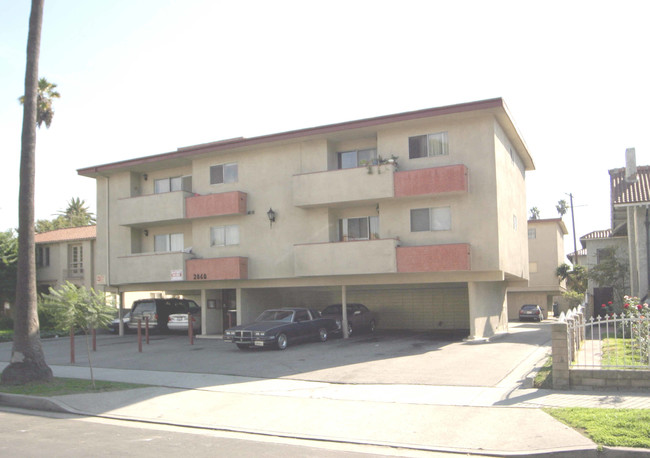 2060 S Hobart Blvd in Los Angeles, CA - Foto de edificio - Building Photo