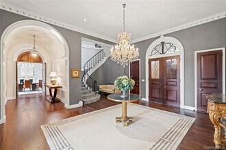 393 Oyster Bay Road in Mill Neck, NY - Building Photo - Building Photo