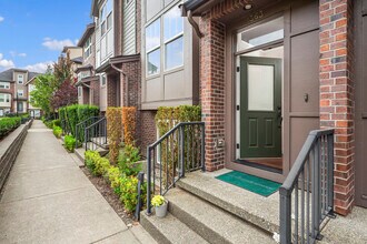 1363 Chelsea Walk NE in Issaquah, WA - Building Photo - Building Photo