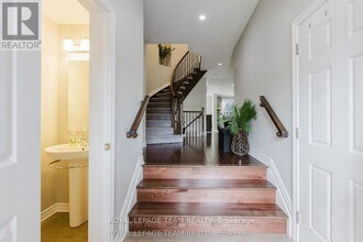 121 Mancini Way in Ottawa, ON - Building Photo - Building Photo