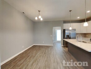 303 Thomas Point Dr in Fortville, IN - Foto de edificio - Building Photo