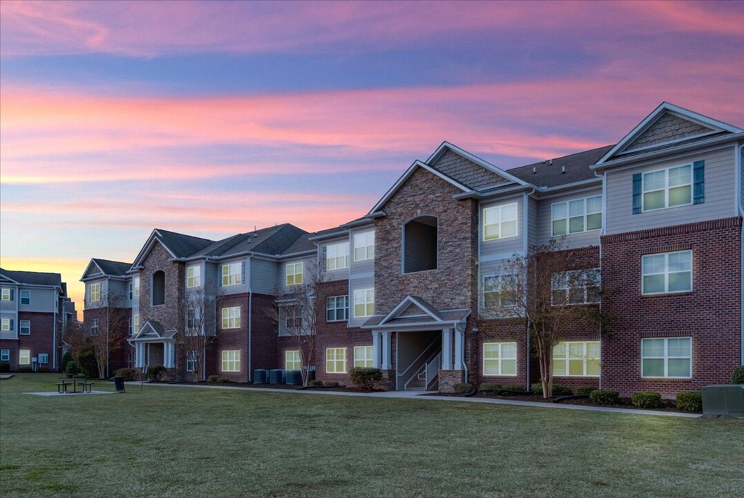 Liberty Pointe Luxury Apartments in Midway Park, NC - Foto de edificio