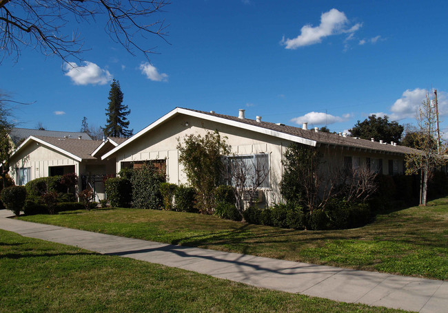 5 W 25th St in Merced, CA - Foto de edificio - Building Photo