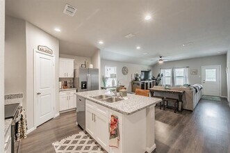 1385 Dillard Creek Dr in Justin, TX - Building Photo - Building Photo