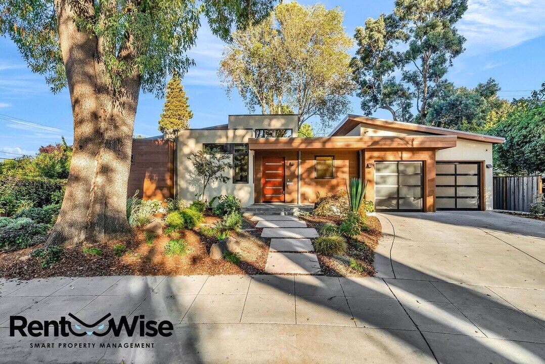 1930 Edgewood Dr in Palo Alto, CA - Building Photo