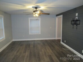 12 E J St in Maiden, NC - Foto de edificio - Building Photo