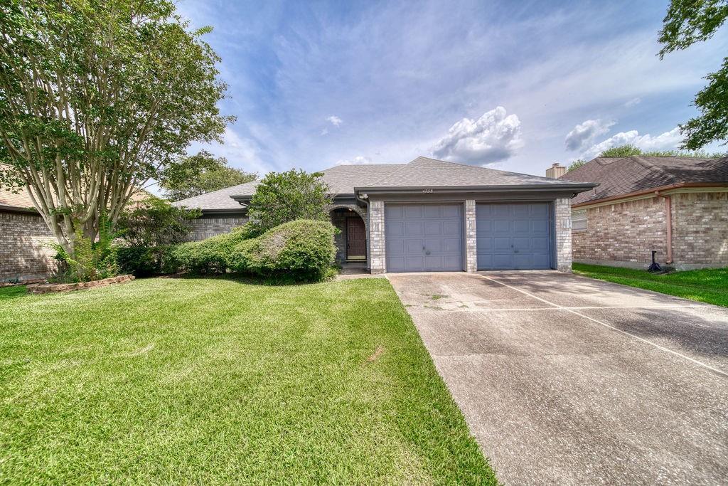4735 Cavern Dr in Friendswood, TX - Building Photo