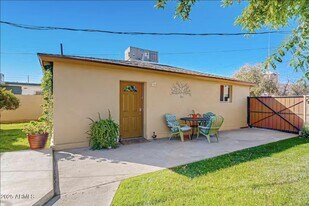 2412 N 36th Pl in Phoenix, AZ - Building Photo