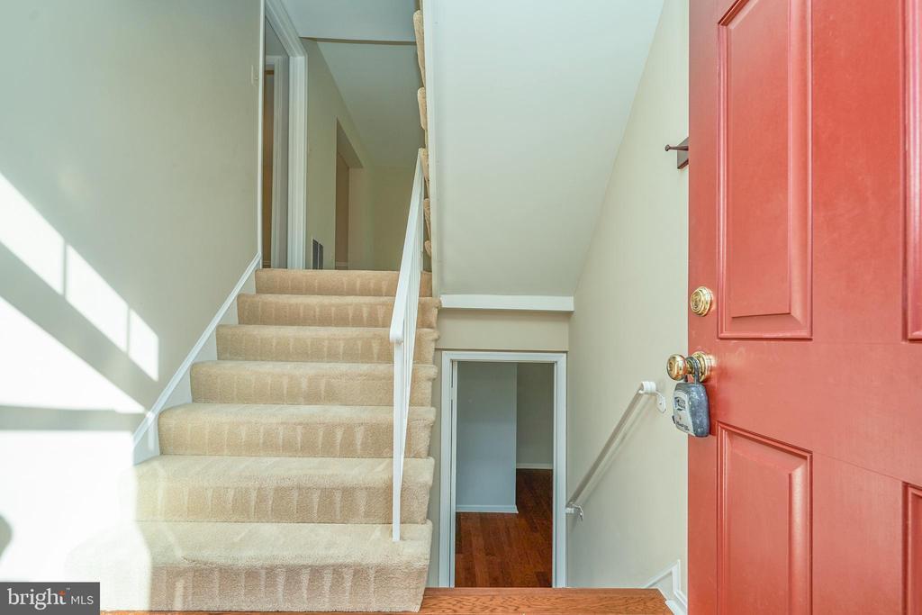 8038 Sleepy View Ln in Springfield, VA - Building Photo