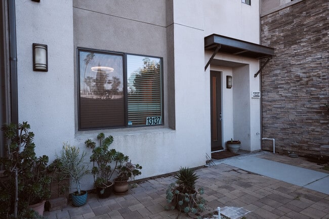 13137 W Lumina Way in Van Nuys, CA - Foto de edificio - Building Photo