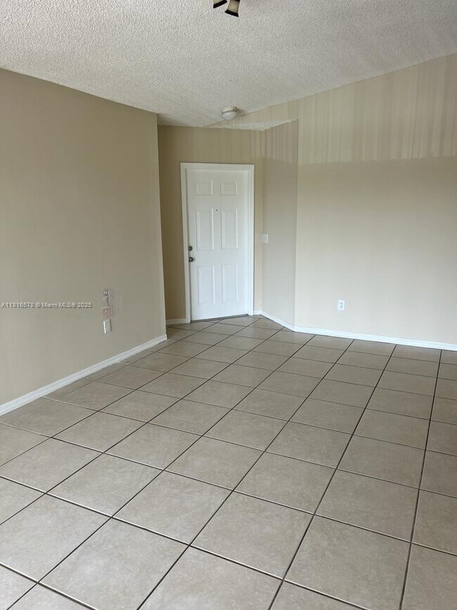 165 NW 96th Ter, Unit 301 in Pembroke Pines, FL - Building Photo - Building Photo