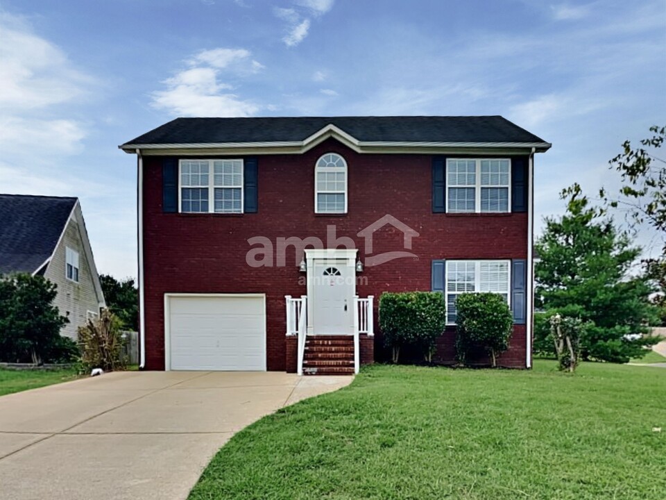 1215 Baker Creek Dr in Spring Hill, TN - Building Photo